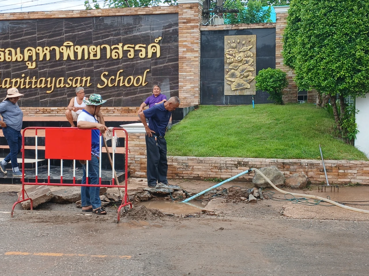 ลงพื้นที่พร้อมด้วยเจ้าหน้าที่งานป้องกันและบรรเทาสาธารณภัย และกองช่าง ในการแก้ไขปัญหาน้ำท่วมขัง